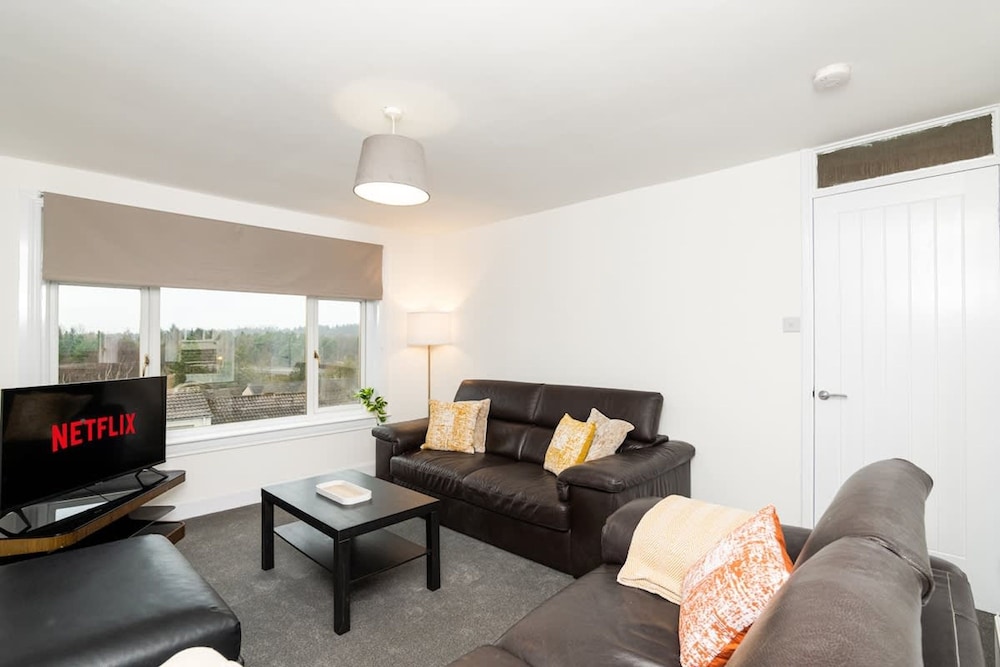 3 Bed House-free Parking-6beds