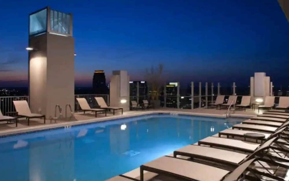 Luxury Midtown High Rise w Pool