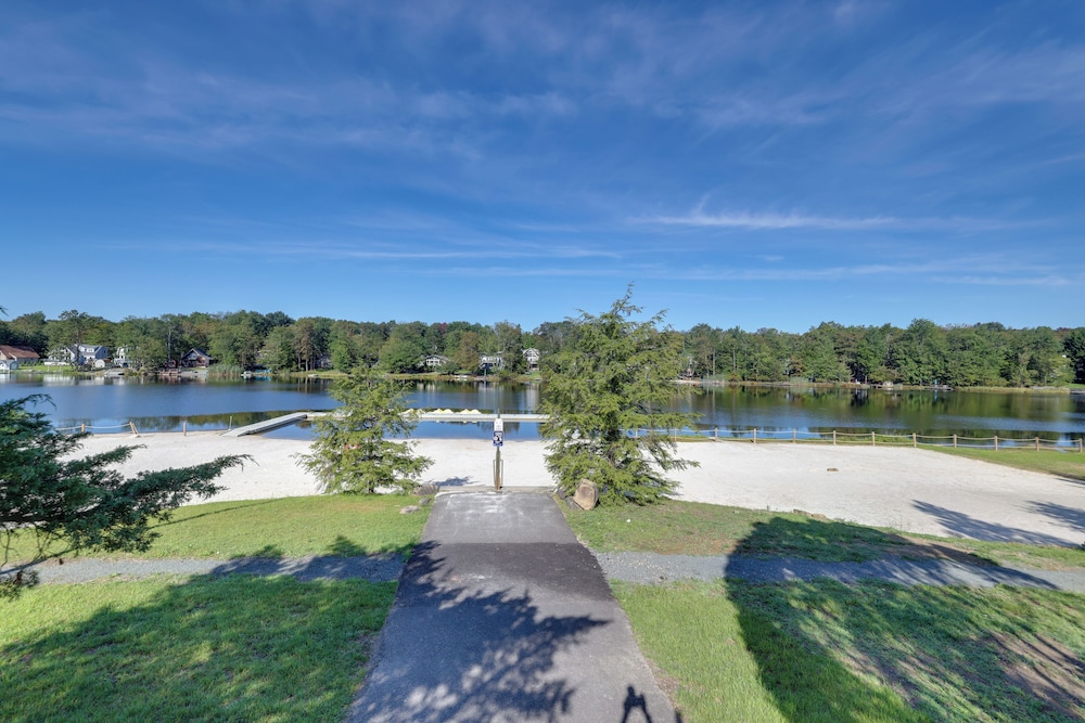 Poconos Family Home w/ Lake Access & Game Room