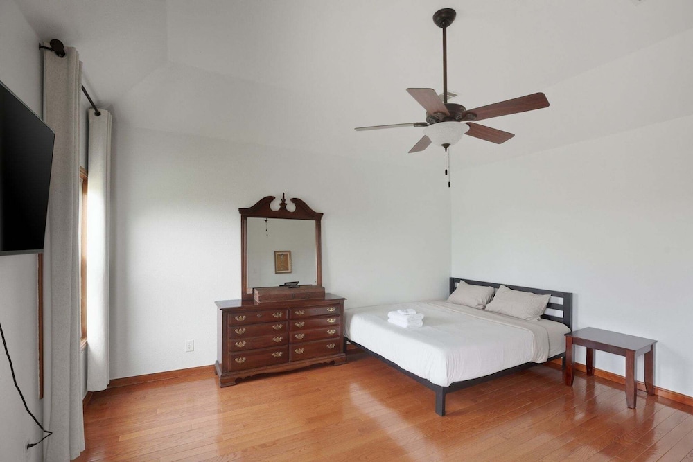 4br Leander Retreat With Hot Tub & Views 4 Bedroom Home