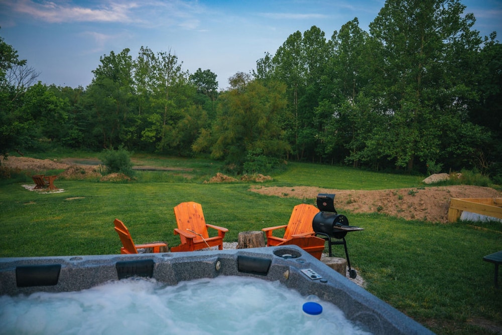 Farm Stay Hot tub Pond Nature Views Near Dwntwn