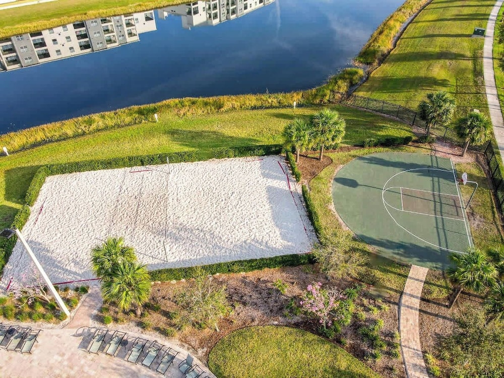 Upstay: Family-friendly 4BR Townhouse w Pool & BBQ