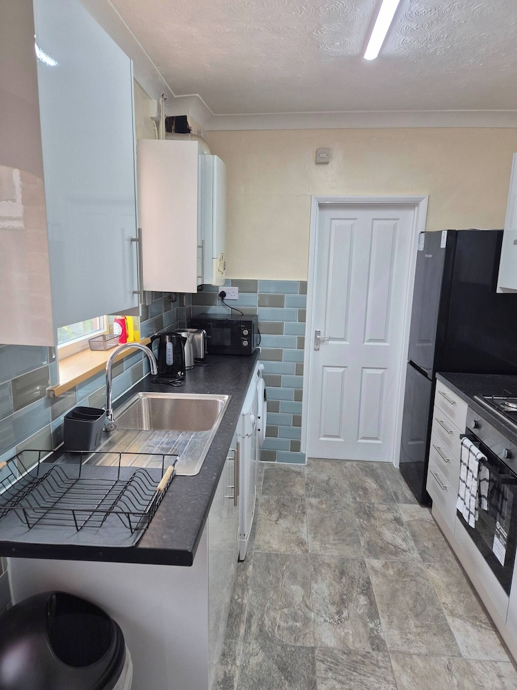 Spacious Large 4BR Home Train Station University