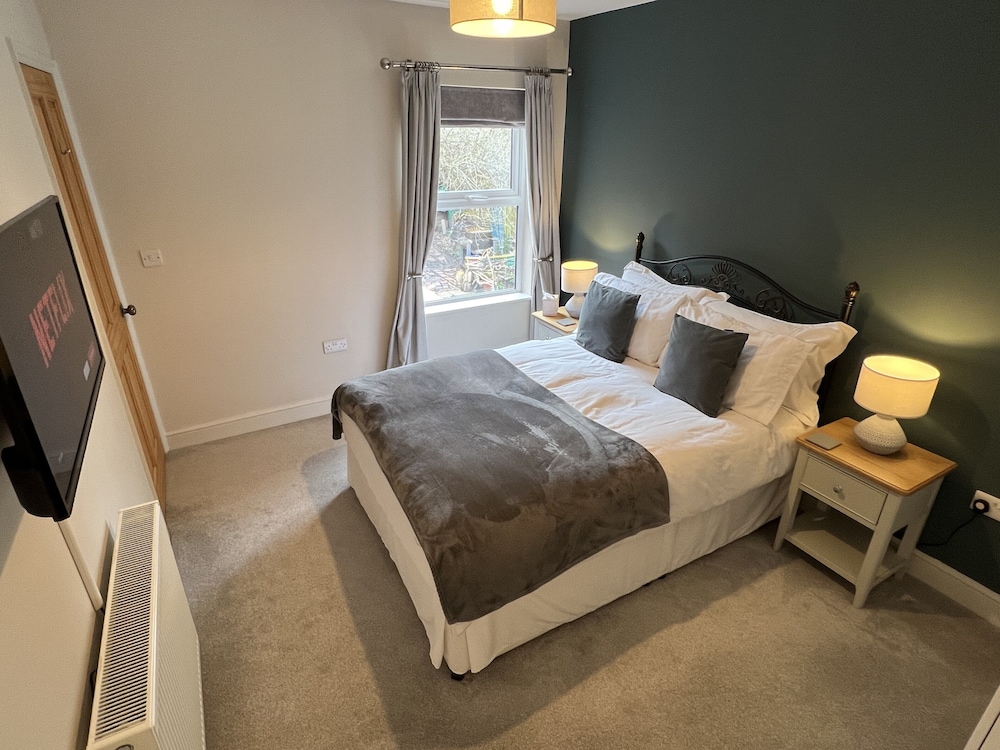 Luxurious Victorian Villa With Parking, Sleeps six view 2