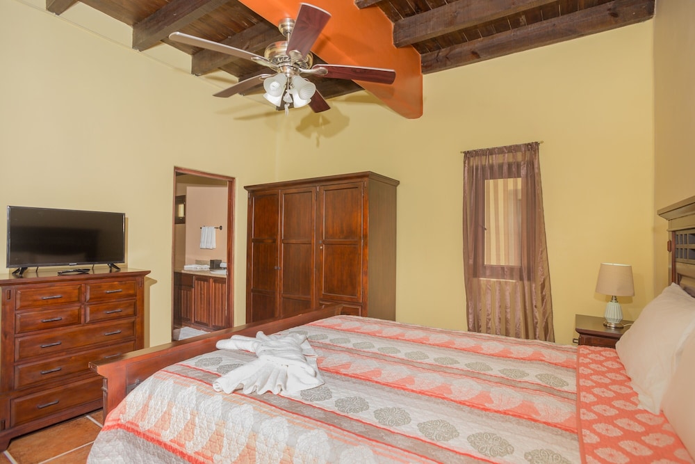 Caribbean Breeze 6b 2 Bedroom Condo by RedAwning view 3