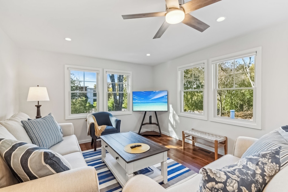 3BR Home Walk to Beach w/ Outdoor Shower & Grill