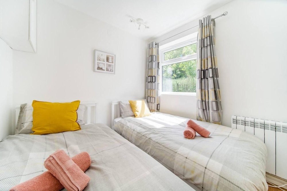 Livestay - 2 Bed Apt, Free Parking in Luton view 5