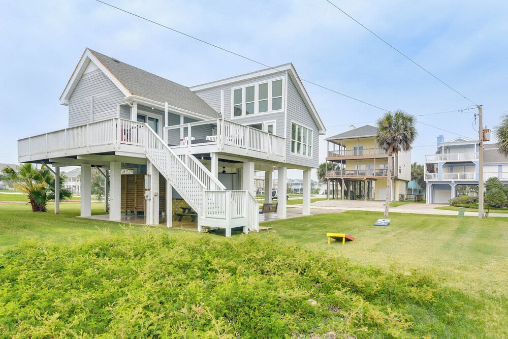 1 Block to Beach: Family Retreat in Galveston!