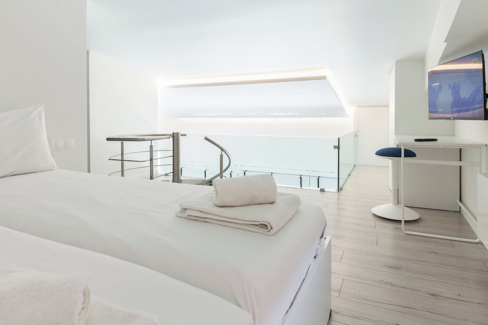 Marousi 2 Bd Luxury Living w Shared Pool