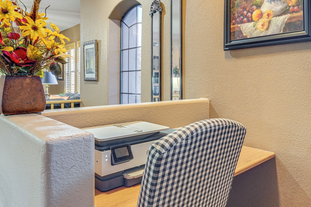 Stay, Work & Golf! Prescott Condo w/ WFH Setup