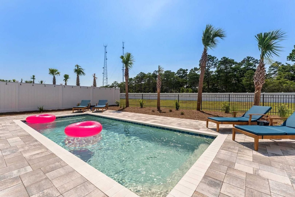 Chic Shack by Avantstay Private Pool, Walk to Beach, Sleeps 13!