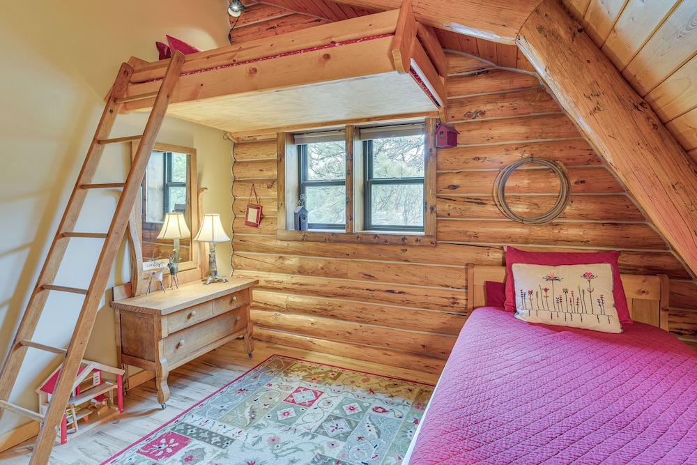 18 Mi to Royal Gorge: Peaceful Mtn Cabin w/ Porch!