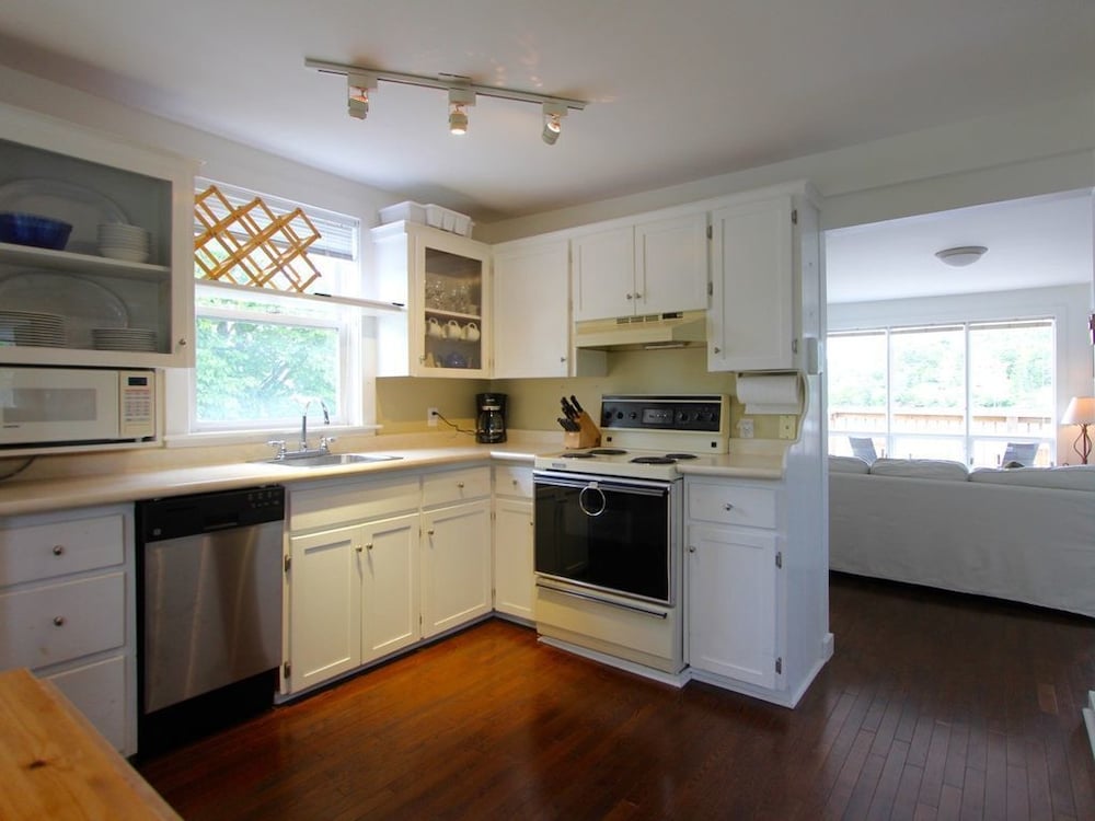 Mahone Bay Beach House - Image 4
