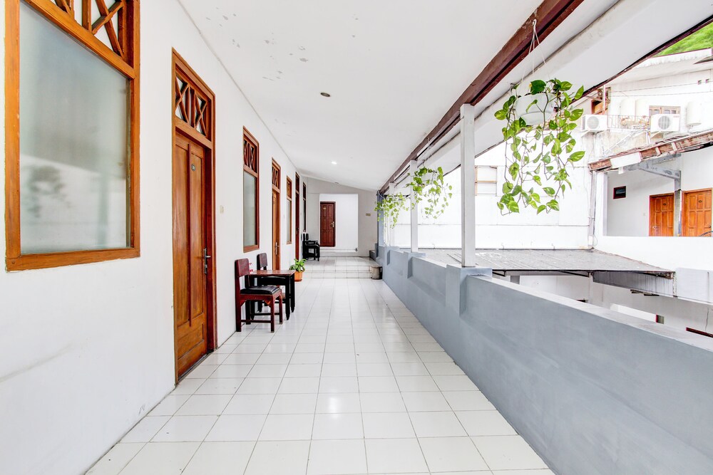 Collection O Jalan Slamet Riyadi Near Kampung Batik Kauman Formerly Hotel Grand Kota