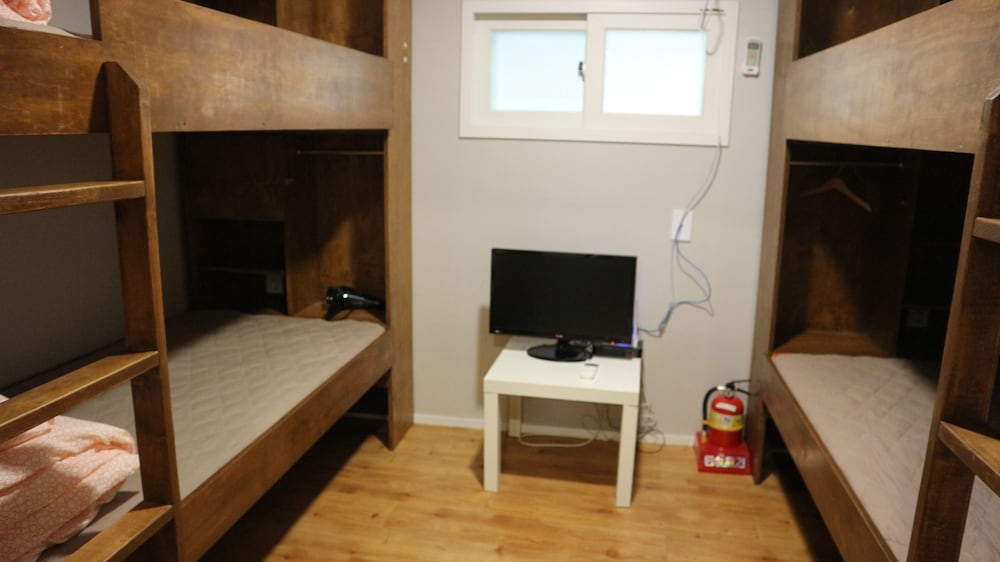 Zzzip Guest House - Hostel