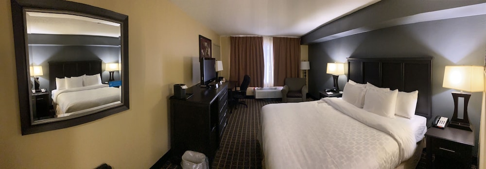 Days Inn & Suites by Wyndham Norton Shores/Muskegon view 3