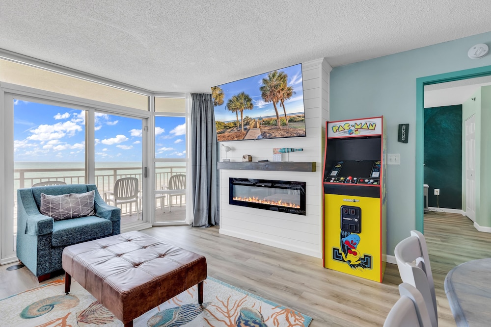 Cozy 2BR Beachfront Condo