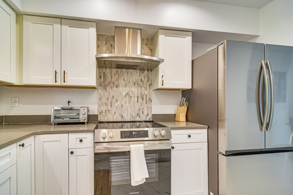 5 Mi to Beach: Tampa Retreat w/ Furnished Lanai!