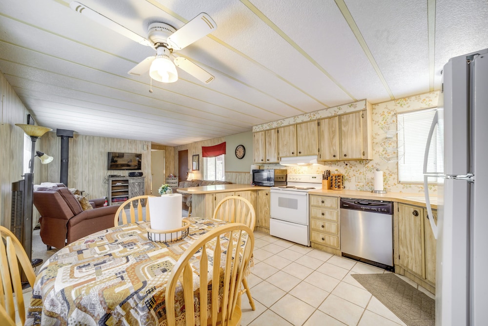 Near Hiking Trails: Tranquil Cabin in Munds Park!