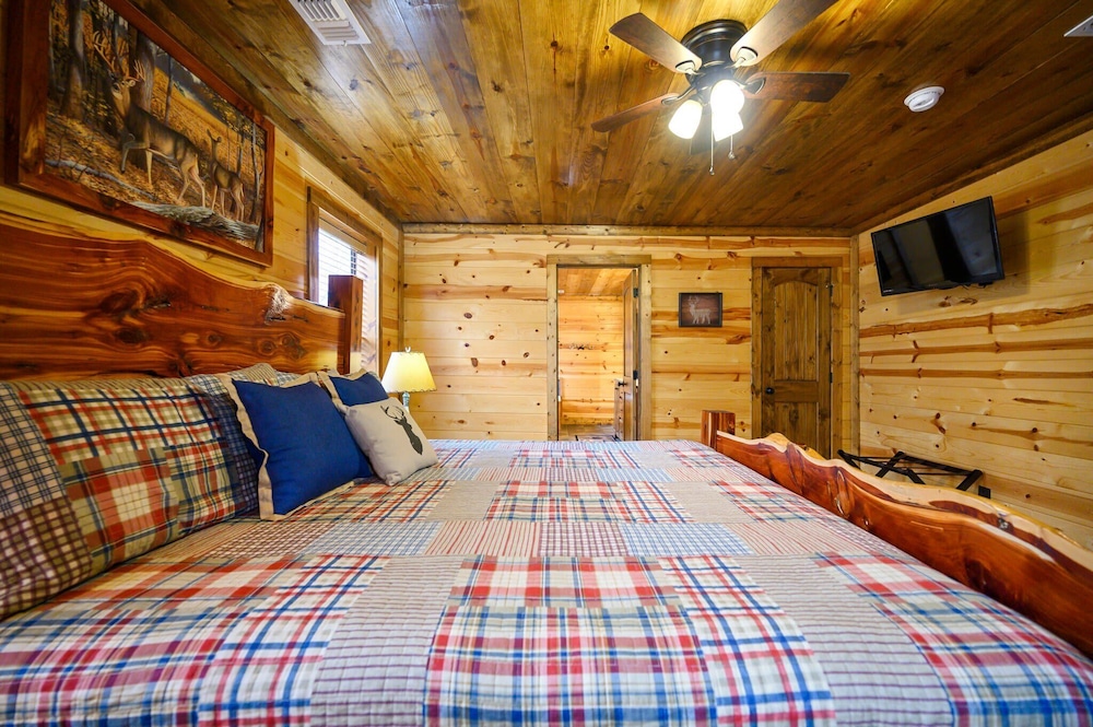Whitetail Retreat Cabin for 13!