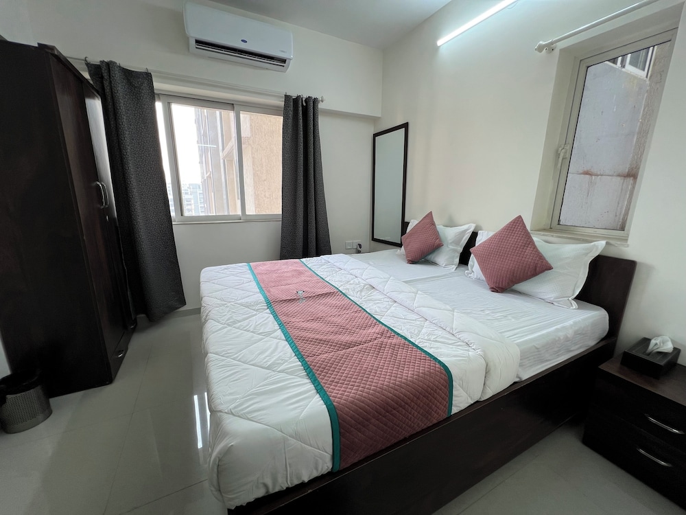 Pinaki Comfort Stay Malad - Near Nesco & Oberoi Mall