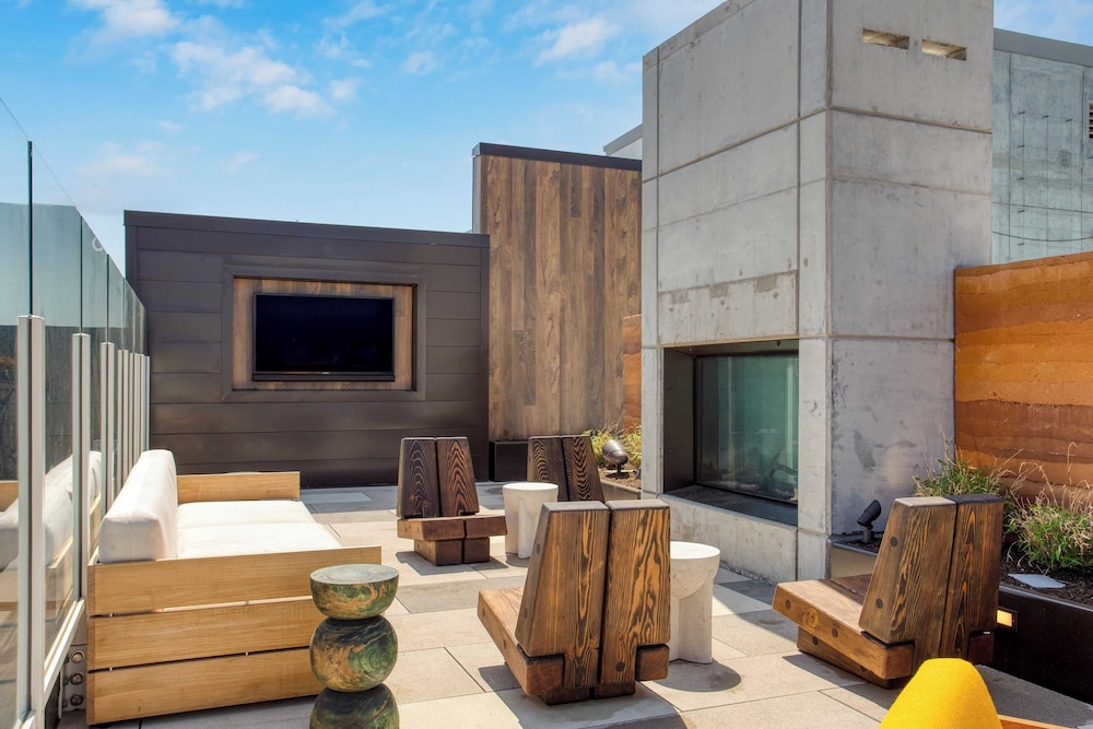 Luxe High Rise Near DT Austin w/ Views Rooftop Pool, Gym, & Luxe Amenities