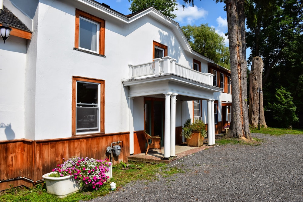 Townhouse Hotel
