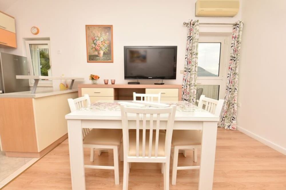 Green Hills Apartment - One Bedroom Apartment With Balcony and Sea View
