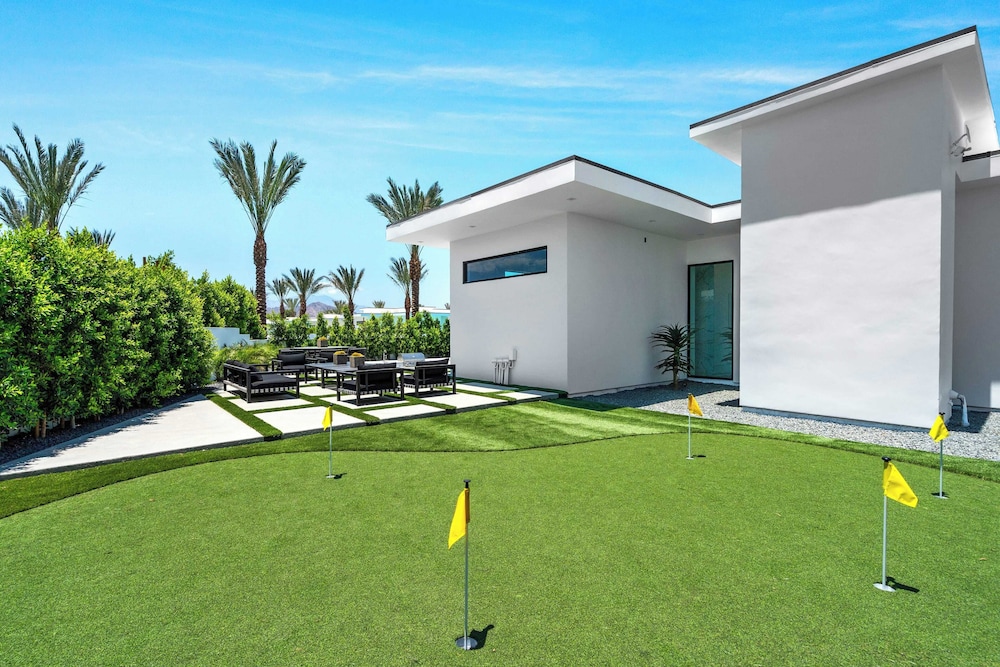 Sleeps 23 Pool, Hot Tub & Putting Green Minutes to Golf & Dining Bravo Villa #7 by Avantstay