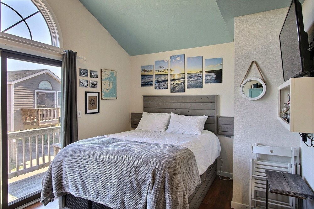 4 Carolina Lady Studio Bedroom Condo by RedAwning