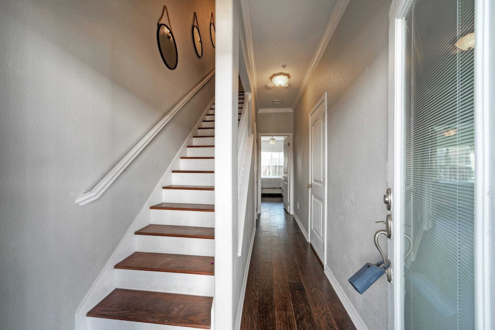 Stylish Condo w/ Pool & Spa Access, Wak to Beach Beach Breeze by Avantstay