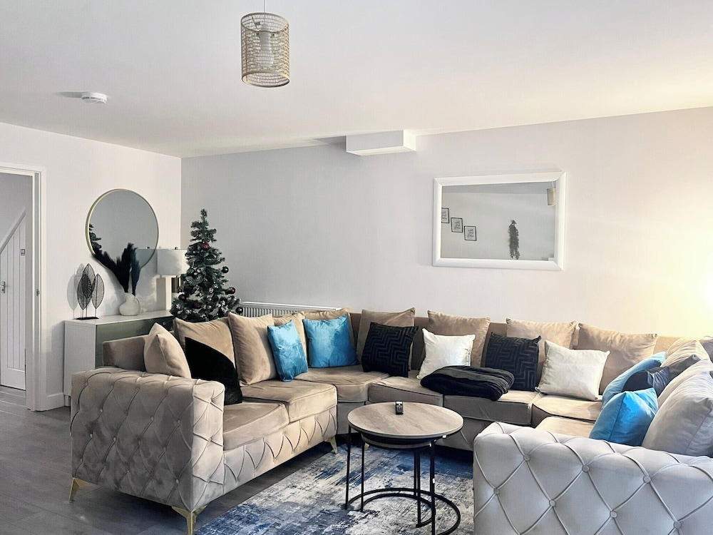 House - Sleeps 12 - Hot tub - Pool Table - Parking