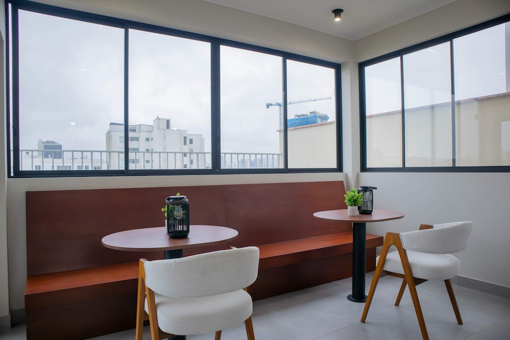 w Chic 1BR Apartment w Scenic Balcony in Central Miraflores