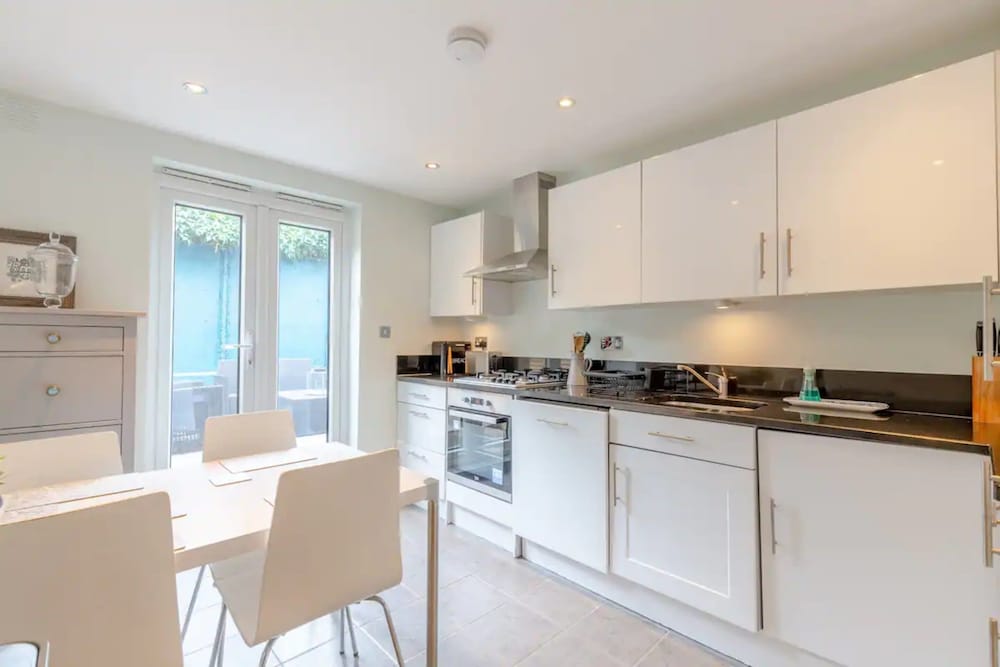 Stylish 1 Bedroom Apartment in Nine Elms With Garden