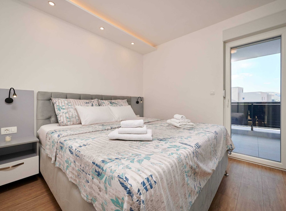 Exclusive Okrug Gornji Apartment With Shared Pool