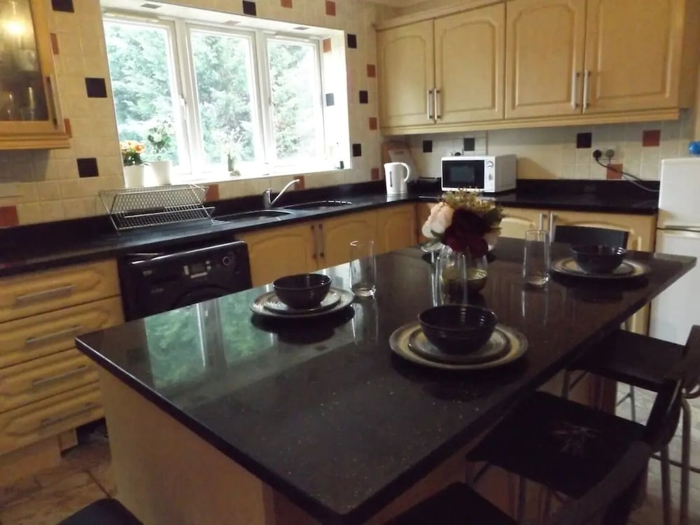 Room in Guest Room - Large Comfortable Room Coventry