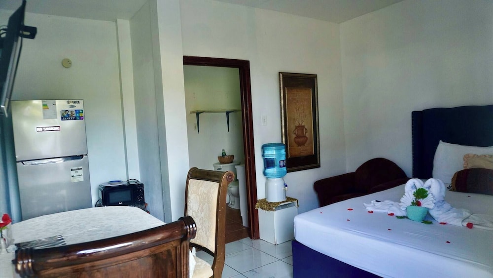Sea Belize Relaxing Studio w Sea View Pool & Overwater Deck Near Airport, 1st FL