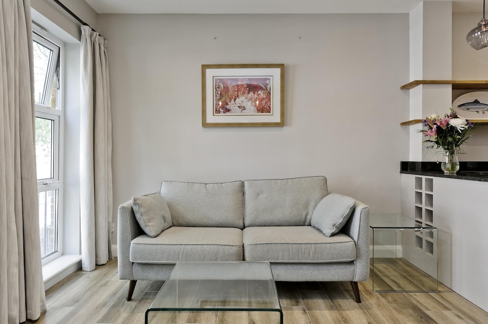 Stylish two Bedroom Apartment Near Tower Bridge by Underthedoormat