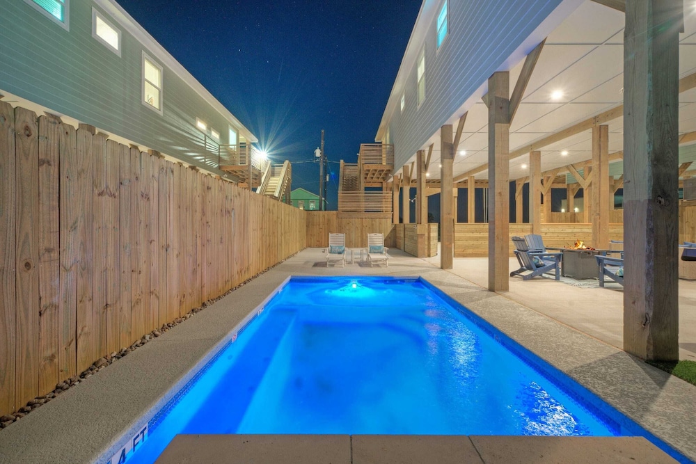 Deja Blue Coastal Retreat w/ Pool, Firepit, BBQ & Outdoor TV Lounge