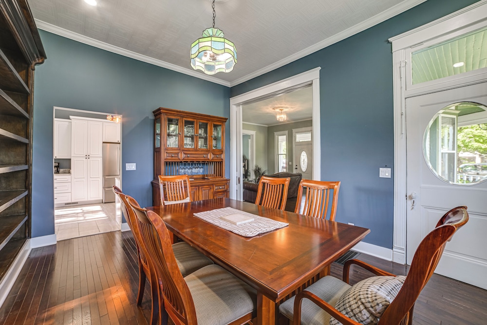 9 Mi to Kentucky Lake: Spacious Victorian Home!