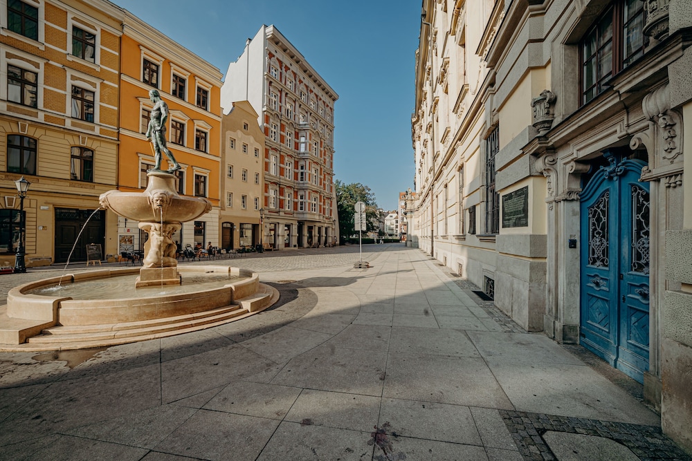RentPlanet - plac Uniwersytecki view 3