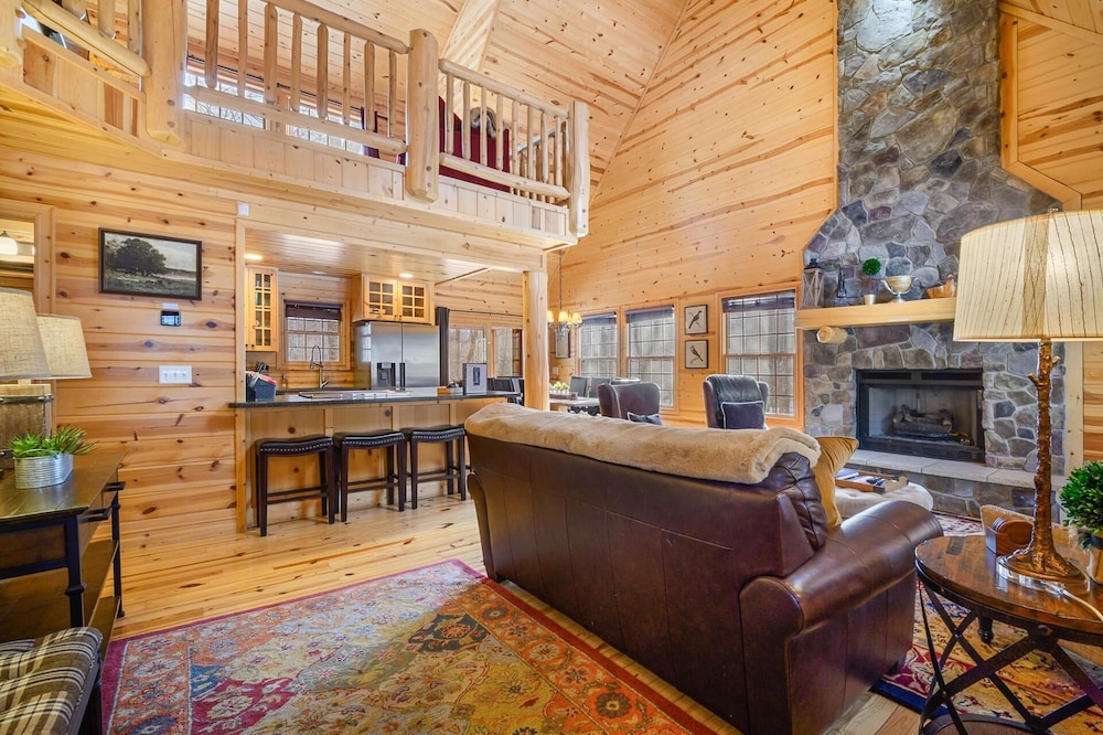 Timber Nest Goshorn Lake Dock, Pool, Town HOT Tub!
