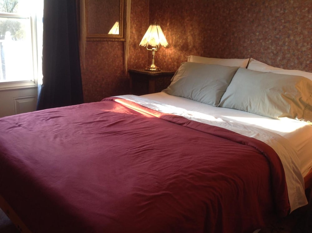 10th Avenue Guest House & Suites