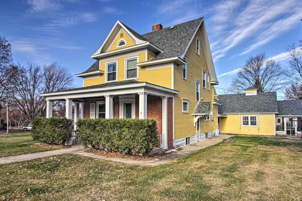 Cozy Appleton Getaway w/ Screened-in Porch + Yard! view 3