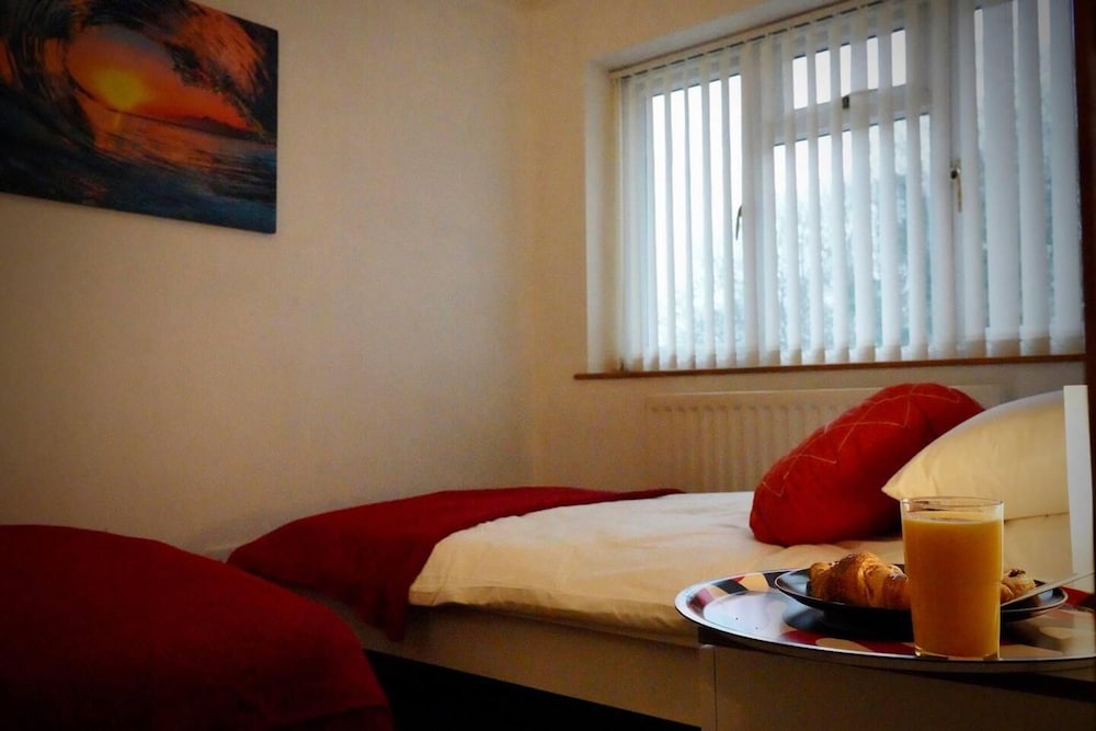 Captivating 4-bed House in Milton Keynes view 3