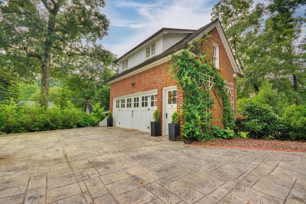 Walk to Main St: Historic High Point Carriage Home