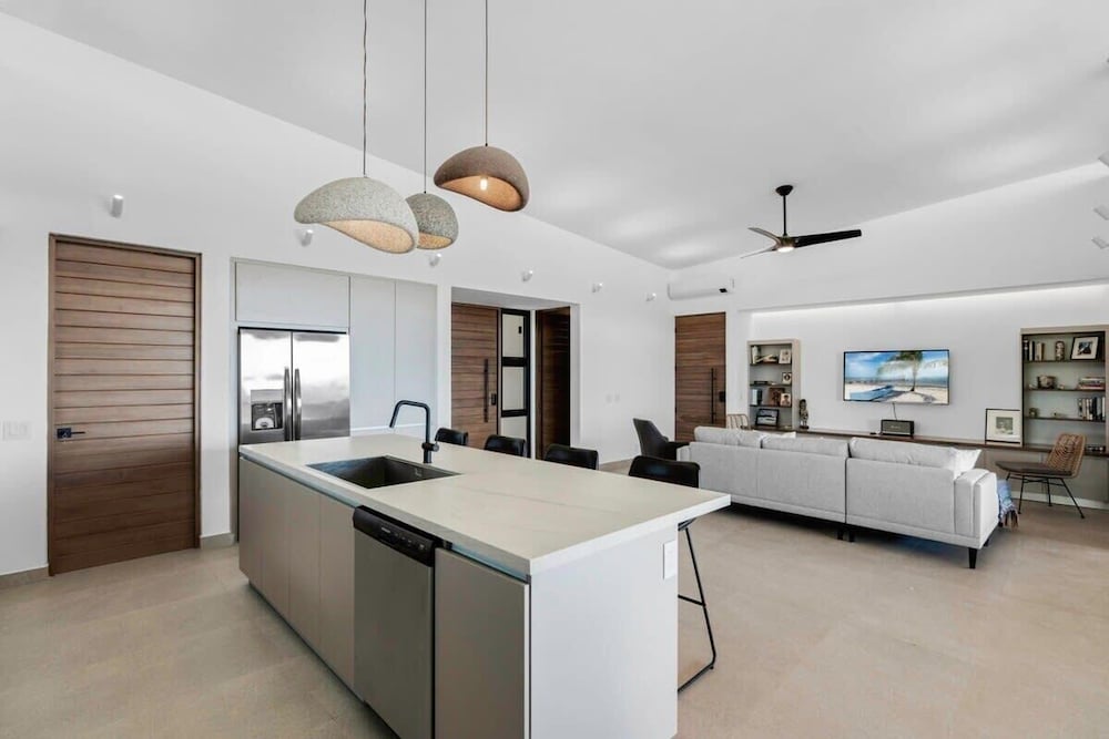 Luxurious Ultramodern Property with Private Suites, Infinity Pool, and Sweeping Ocean and Mountain Views