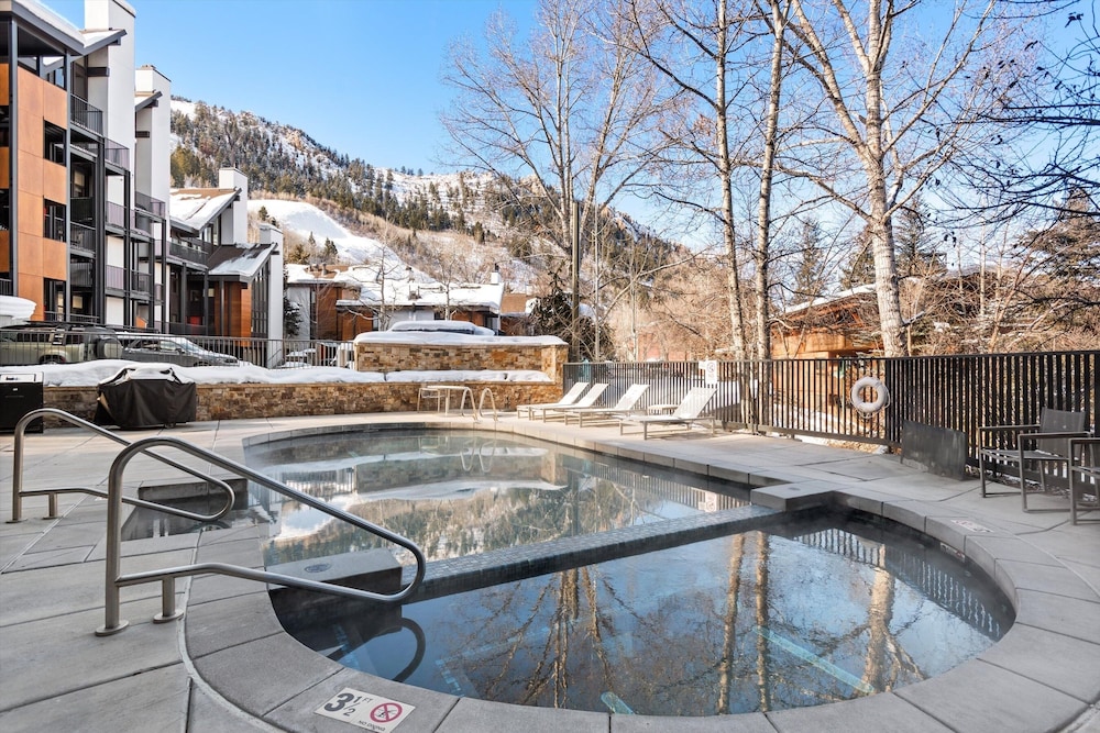Downtown Aspen Studio Steps to Gondola & Trails - 305A