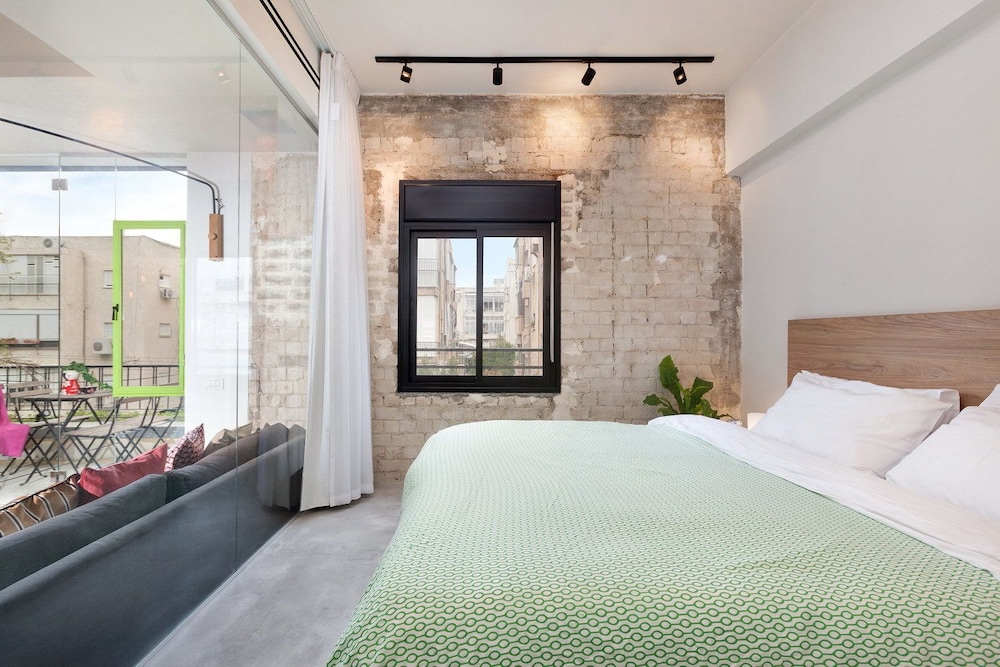 London in Tel Aviv - stay at my place view 3