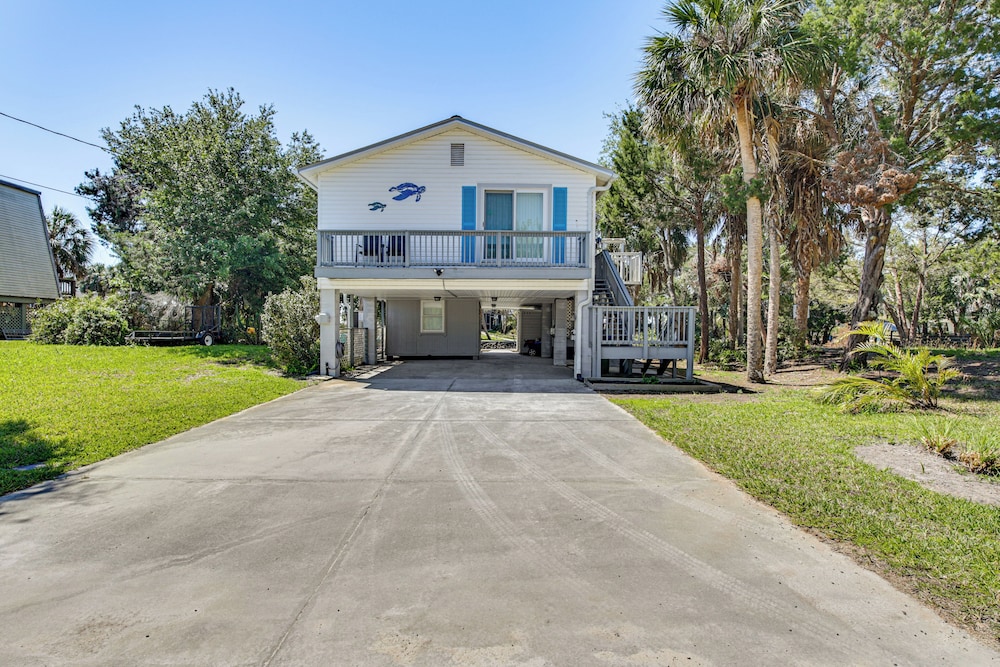 Outdoor Oasis: Canal-front Home in Crystal River